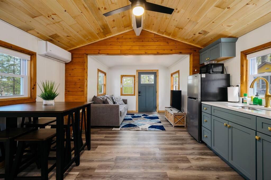 Cozy Cottage On Arbutus Lake トラバーズ・シティ エクステリア 写真