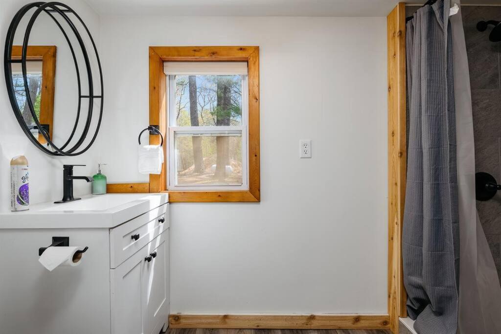 Cozy Cottage On Arbutus Lake トラバーズ・シティ エクステリア 写真