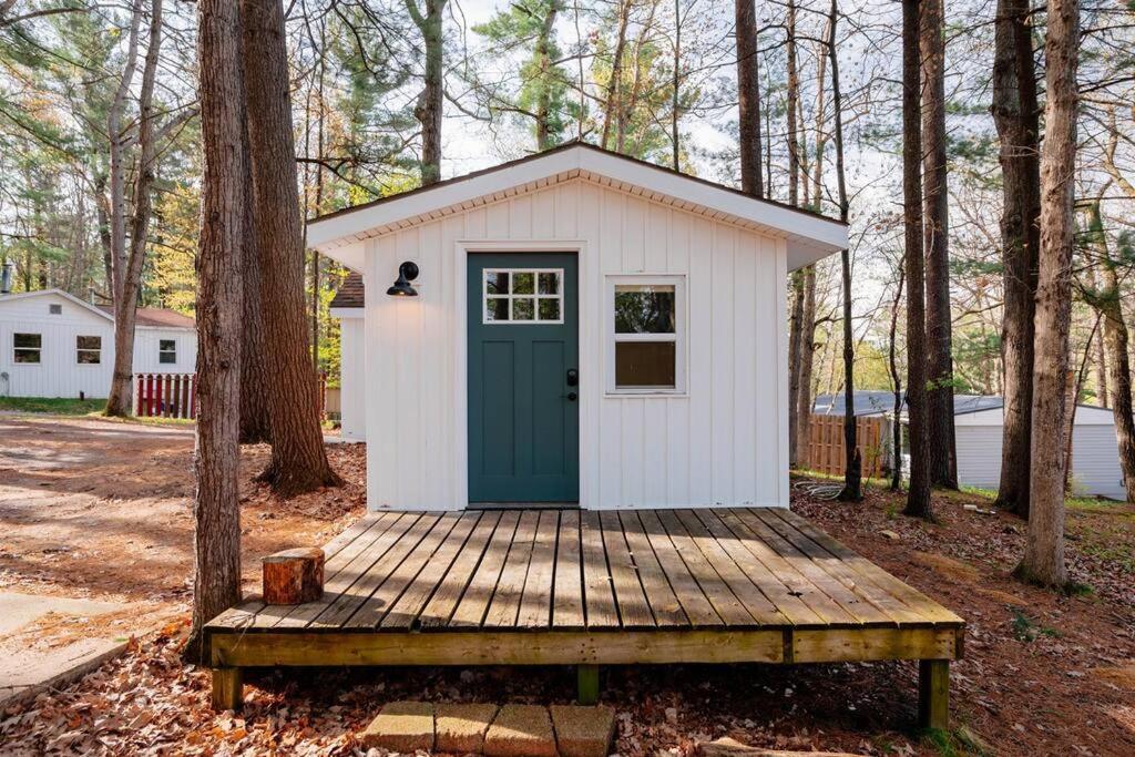 Cozy Cottage On Arbutus Lake トラバーズ・シティ エクステリア 写真