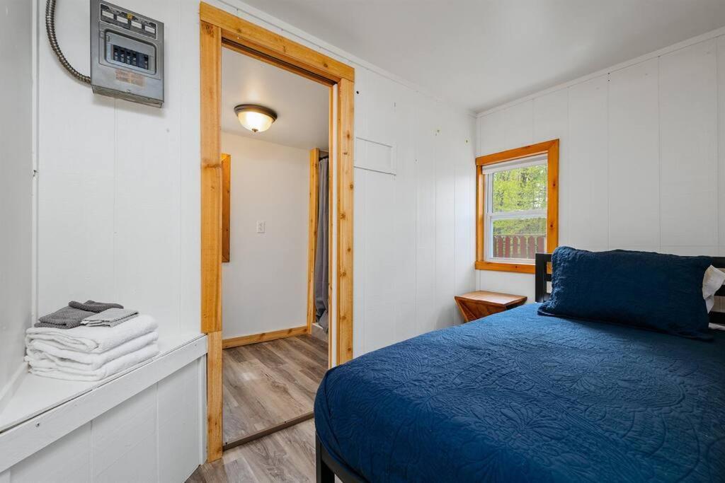 Cozy Cottage On Arbutus Lake トラバーズ・シティ エクステリア 写真
