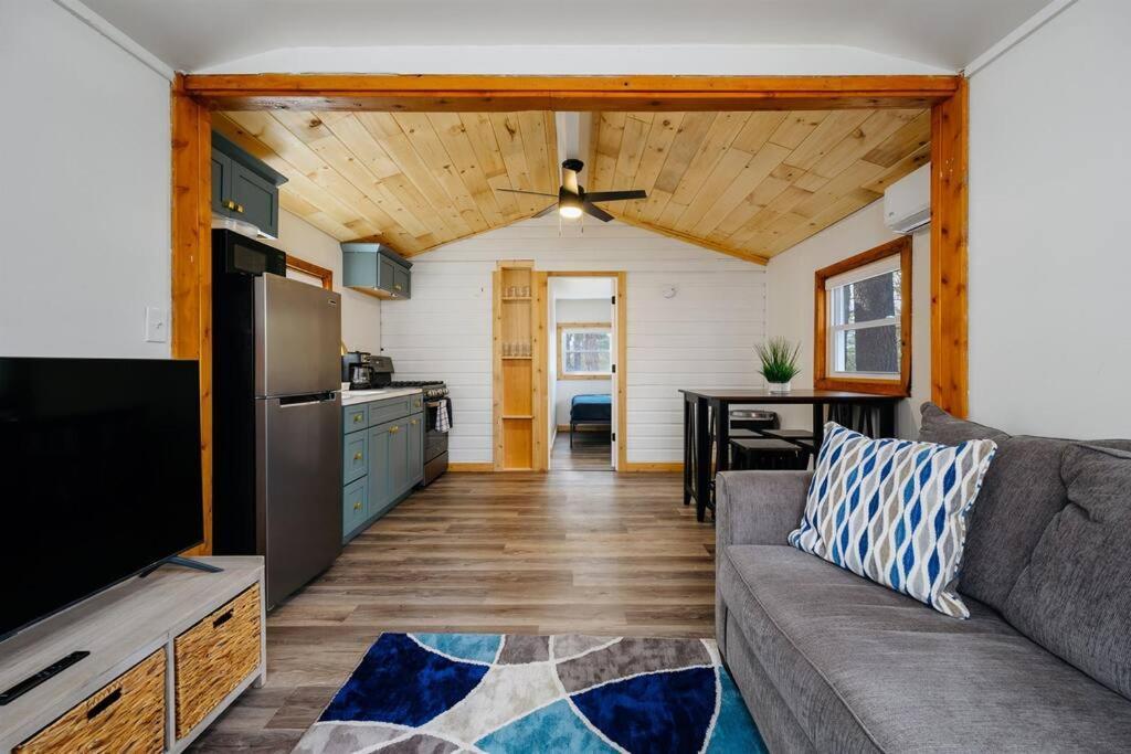 Cozy Cottage On Arbutus Lake トラバーズ・シティ エクステリア 写真